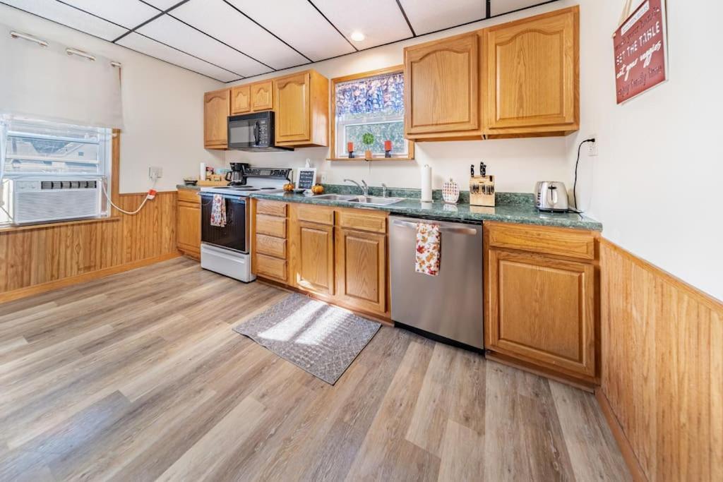 Cottage In The Falls, 2 B, 2 Bath, Fireplace 쿠야호가폴스 외부 사진